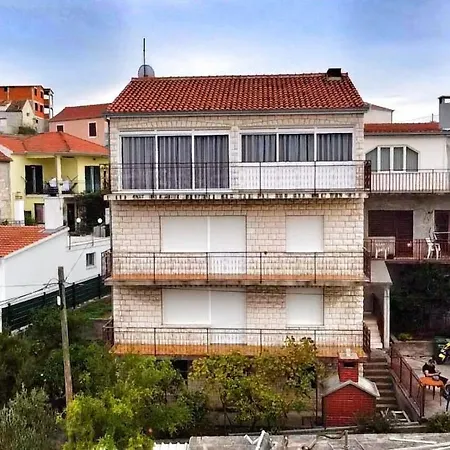 Tomi - With Beautiful View Apartment