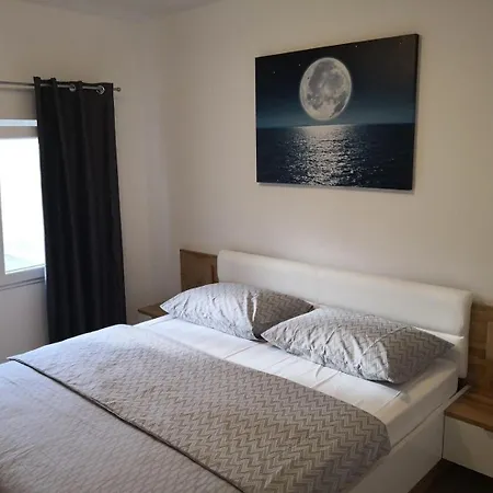 Tomi - With Beautiful View Apartment